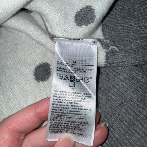 GAP women’s Gray and White Polka Dot Crewneck Sweater - Picture 7 of 7